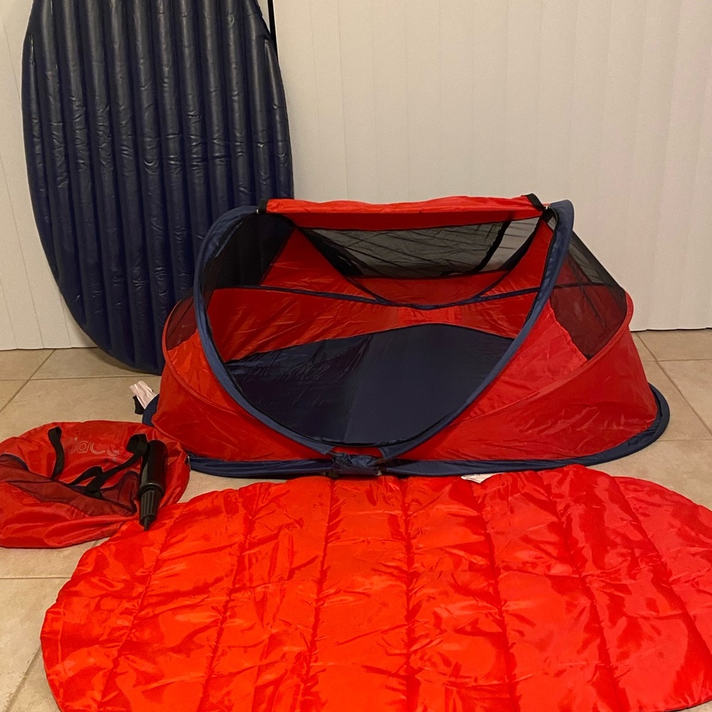 KidCo Baby Pea Pod Plus Infant/Child Screened in Travel Bed/Tent in Red & Black